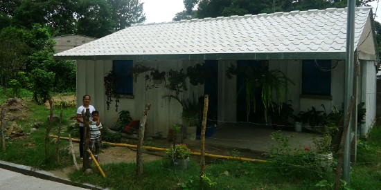 Casa de adobe y tierra en El Salvador
