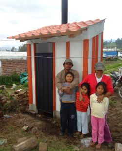 Una familia en Chambo con su inodoro seco