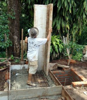 Construyendo el primer inodoro seco en El Salvador